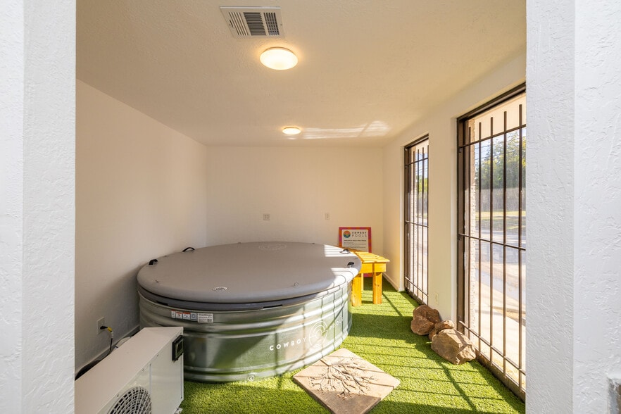 More Photos Of 3915 McKinney St, Houston Light Distribution For Lease