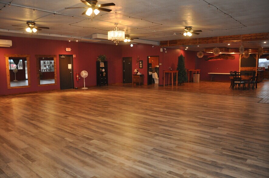 More Photos Of 1549 E Broadway St, Monticello General Retail For Sale