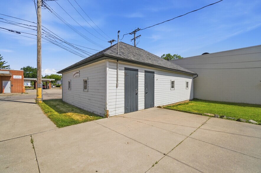 More Photos Of 828 S Monroe St, Monroe Freestanding For Sale