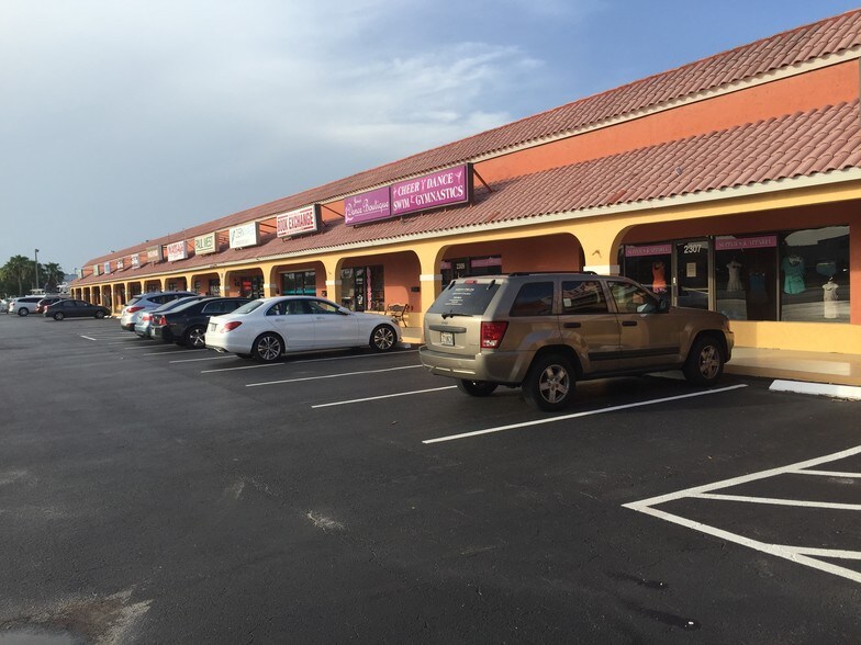 More Photos Of 2301-2331 NW Federal Hwy, Stuart Storefront Retail Office For Lease