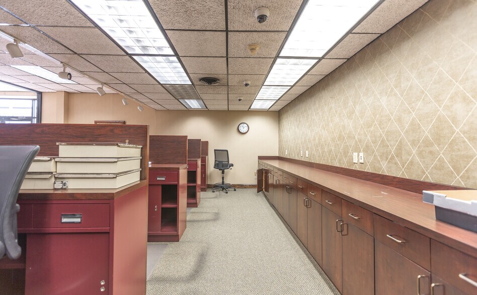 More Photos Of 216 W 2nd St, Dixon Bank For Sale