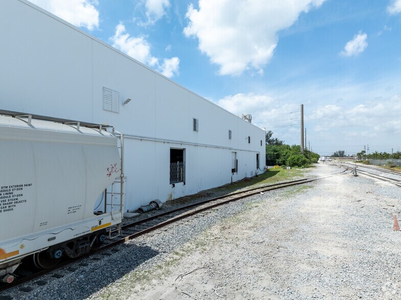More Photos Of 11825 NW 100th Rd, Medley Warehouse For Lease