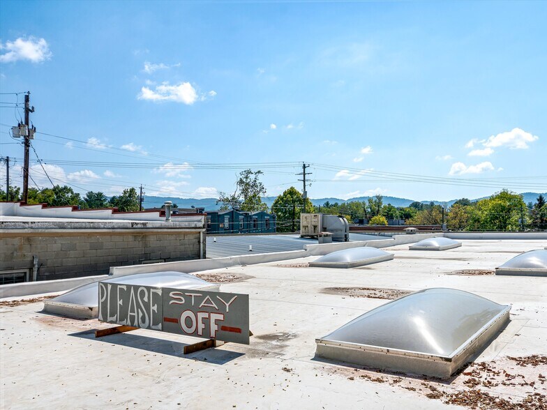 More Photos Of 13 Central Ave, Weaverville Freestanding For Lease