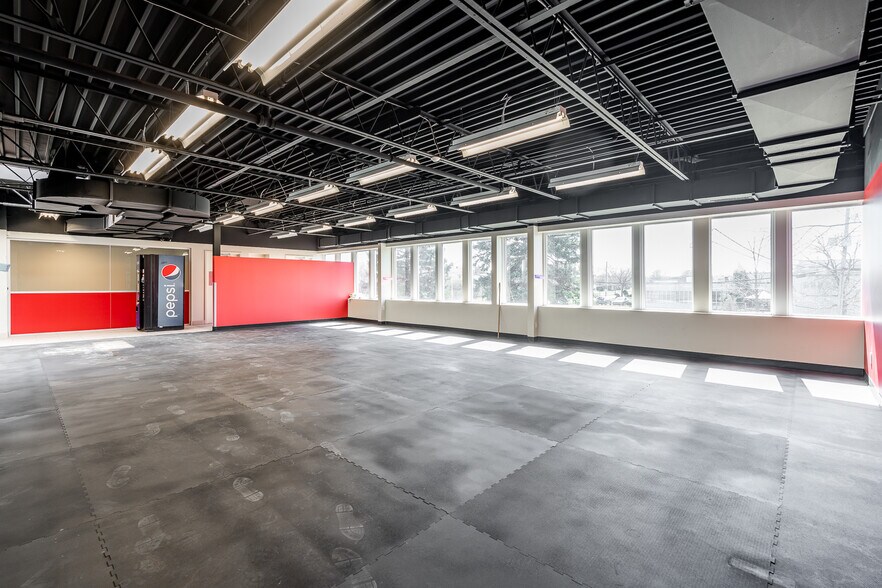 More Photos Of 115 Rue de Lauzon, Boucherville Manufacturing For Lease