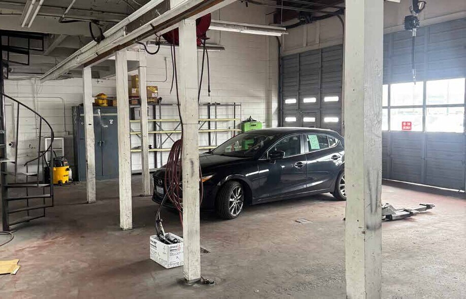 More Photos Of 615 N Meridian, Puyallup Auto Dealership For Sale