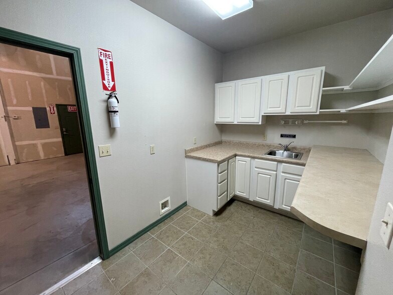 More Photos Of 560 S Commercial Dr, Grand Junction Light Distribution For Lease