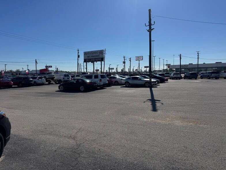 More Photos Of 8479 North Fwy, Houston Auto Repair For Lease