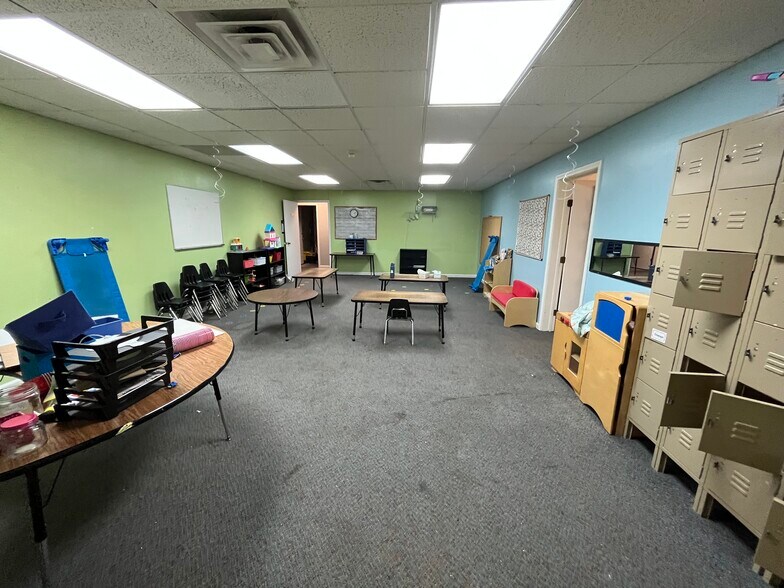 More Photos Of 525 W 17th St, Bloomington Office For Sale