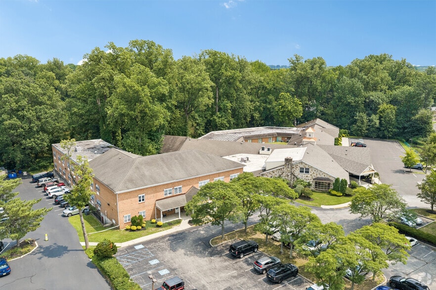 More Photos Of 190 N Evergreen Ave, Woodbury Office For Sale
