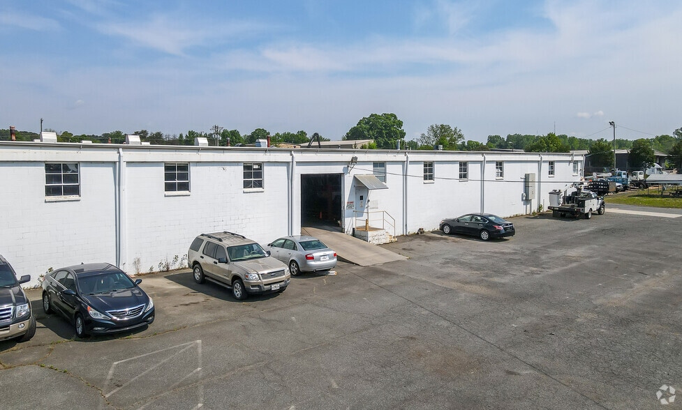 More Photos Of 332 Atando Ave, Charlotte Manufacturing For Lease