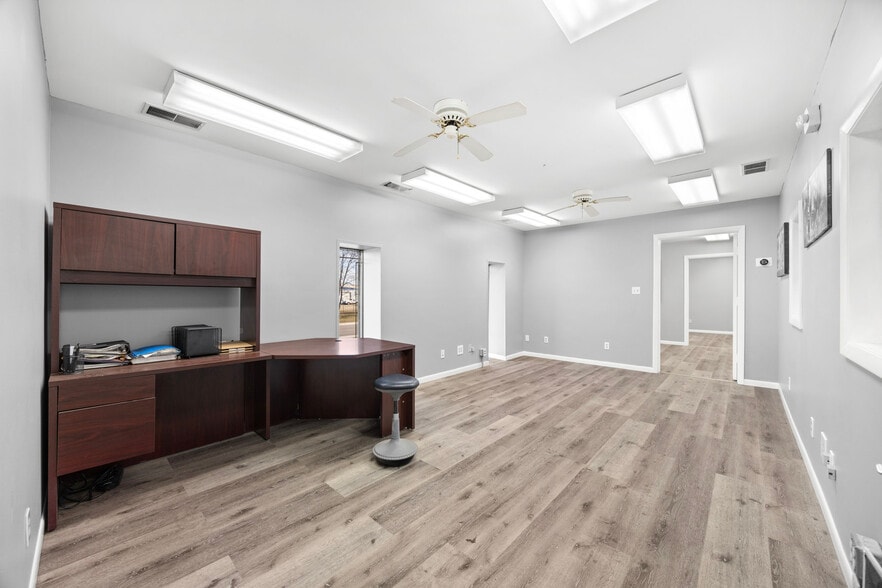 More Photos Of 1005 Geneva St, Shorewood Warehouse For Lease