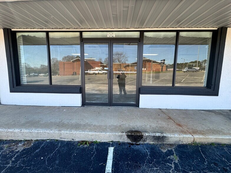 More Photos Of 208-210 Woodward Ave, Muscle Shoals General Retail For Lease