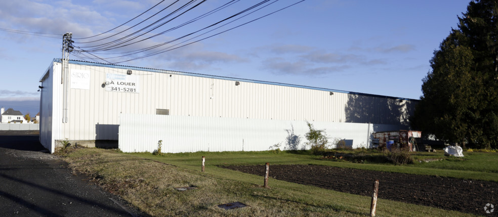 Primary Photo Of 1065 Av des Perron, Laval Warehouse For Lease