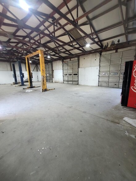 More Photos Of 6132 US 264 E, Greenville Auto Repair For Sale