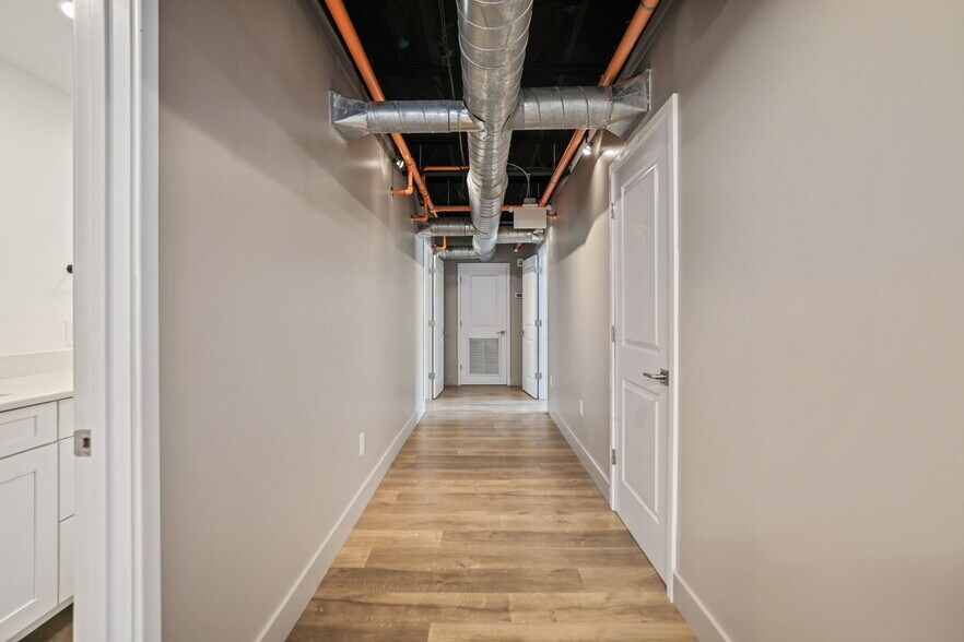 More Photos Of 10830 Navajo Dr, Saint Petersburg Showroom For Sale