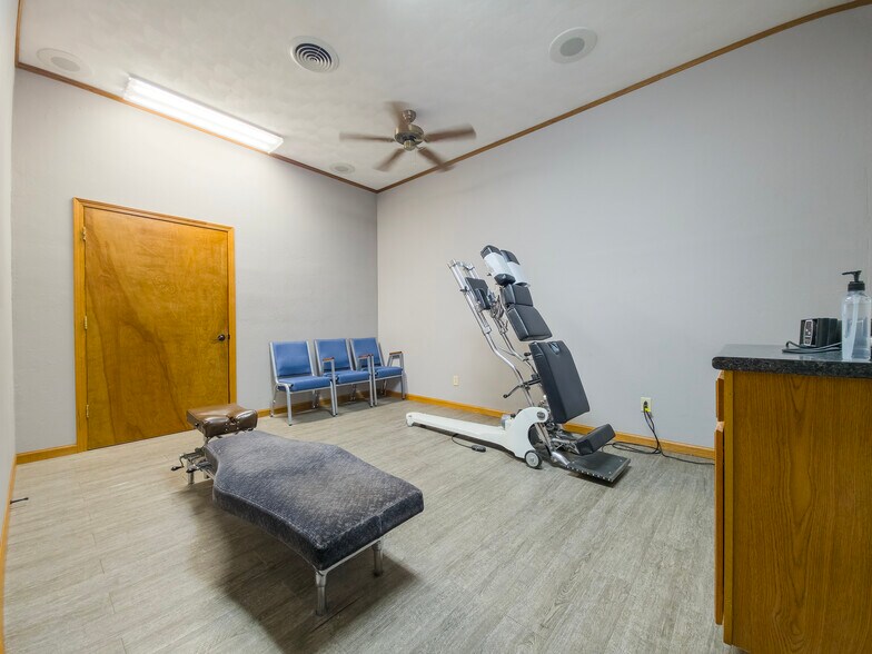 More Photos Of 2103 W 9th St, Mount Carmel Office For Sale