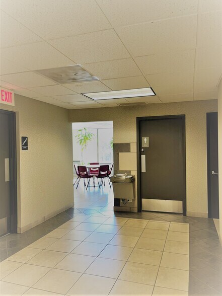 More Photos Of 960 Rand Rd, Des Plaines Office For Lease