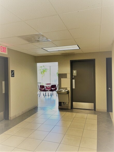 More Photos Of 960 Rand Rd, Des Plaines Flex For Lease