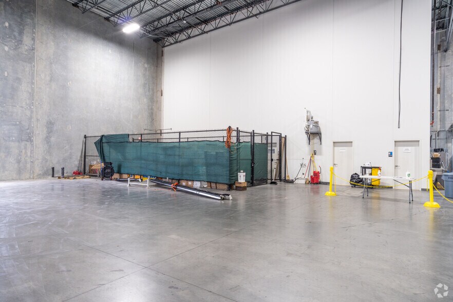 More Photos Of 10565 Red Bluff Rd, Pasadena Distribution For Lease