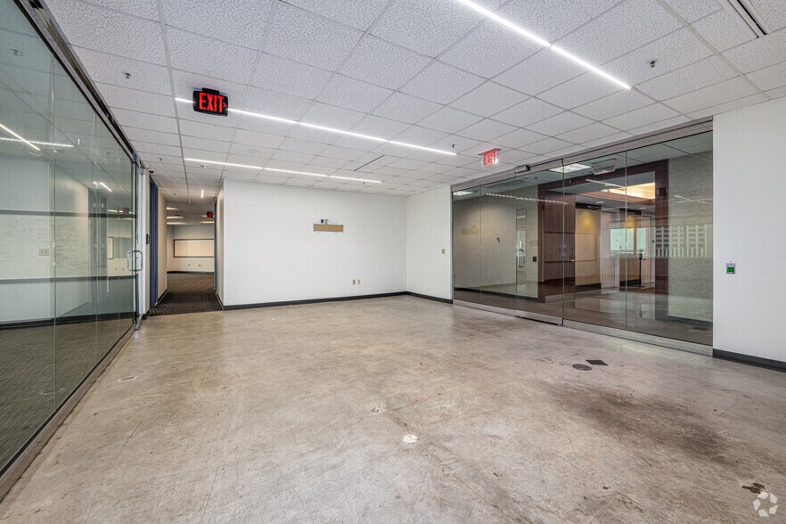 More Photos Of 365 Canal St, New Orleans Office For Lease