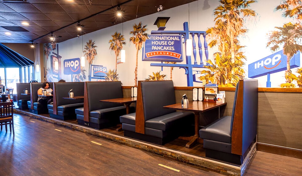 More Photos Of 1005 S Moorland Rd, Brookfield Hotel For Sale