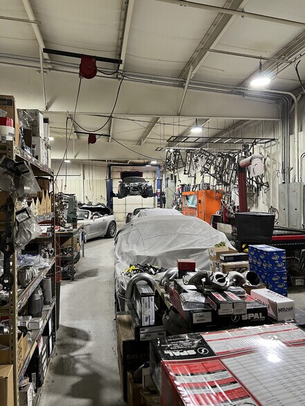 More Photos Of 34 Stonehill Rd, Oswego Warehouse For Lease