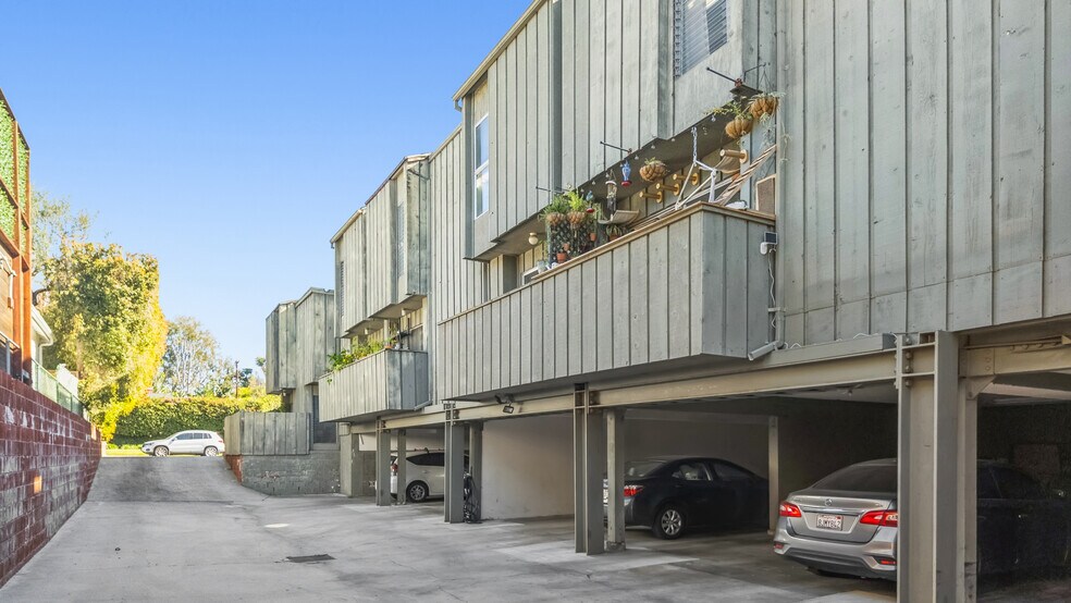 More Photos Of 11607 Acama St, Studio City Apartments For Sale