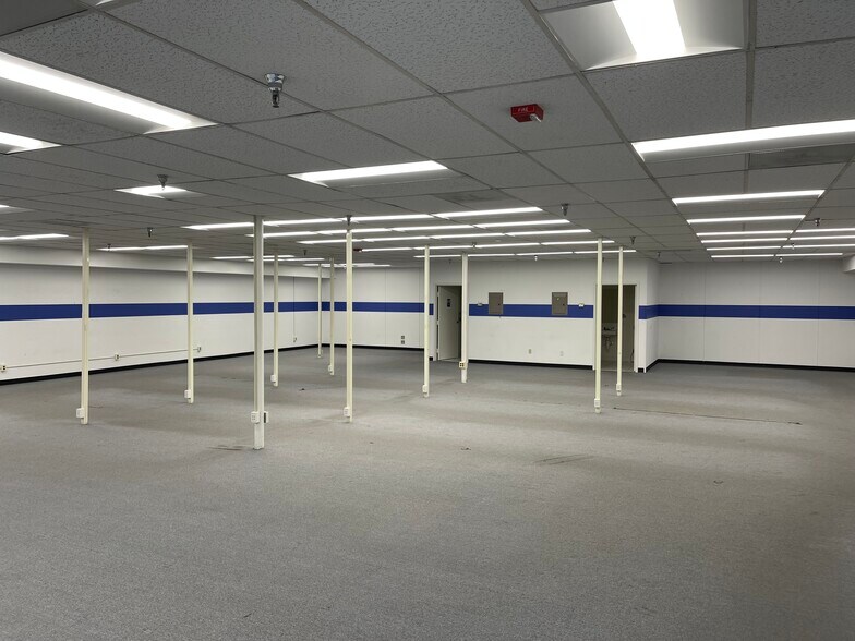 More Photos Of 2401-2465 Linden Ln, Silver Spring Flex For Lease