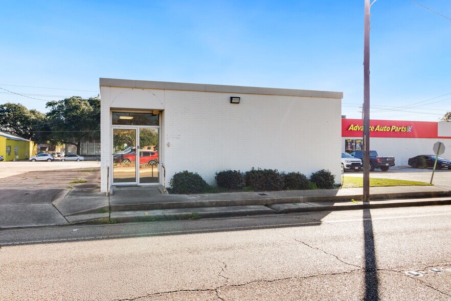 Primary Photo Of 223 S Main St, Opelousas Office For Sale