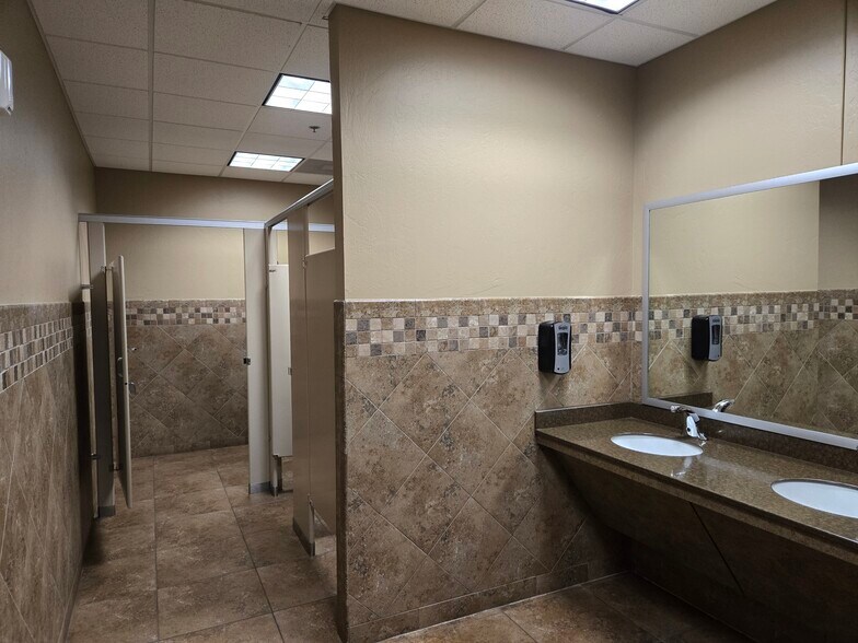 More Photos Of 401 SW 80th St, Oklahoma City Medical For Lease
