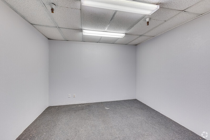 More Photos Of 1315 E Gibson Ln, Phoenix Warehouse For Lease