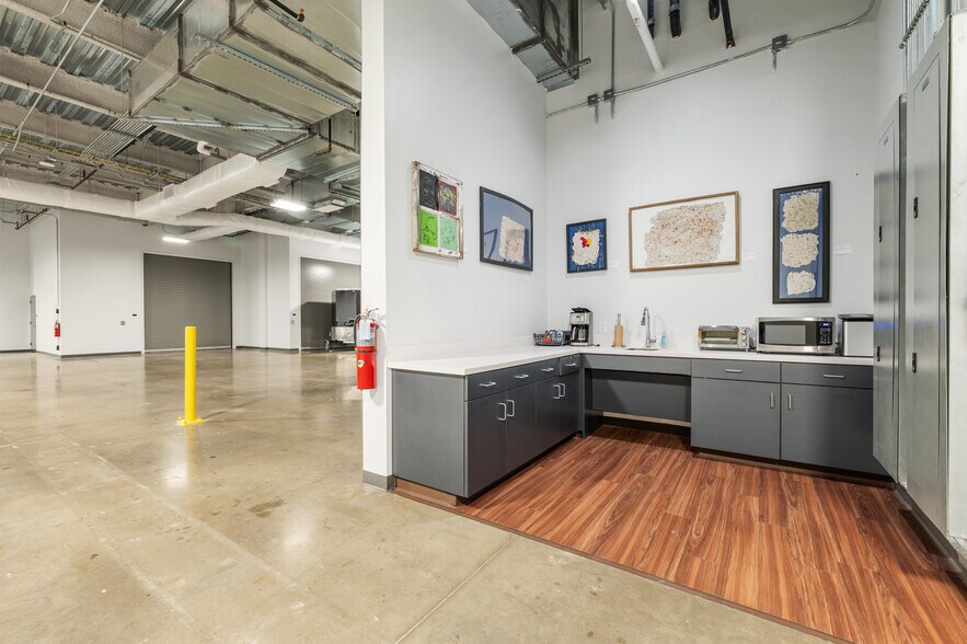 More Photos Of 4229 FM 620, Austin Showroom For Sale