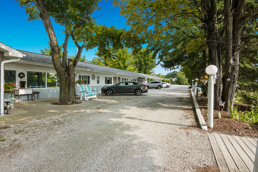 More Photos Of 4871 U.S. 31, Eastport Hotel For Sale