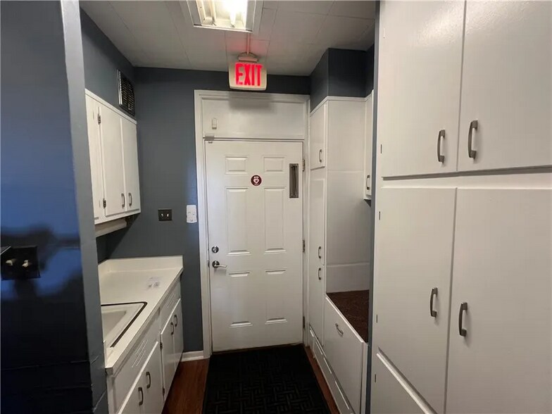 More Photos Of 909 N Logan Ave, Danville Medical For Sale