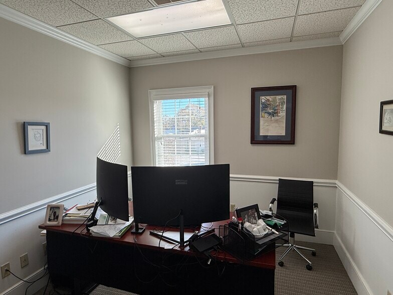 More Photos Of 150 N 9th St, West Columbia Office For Sale