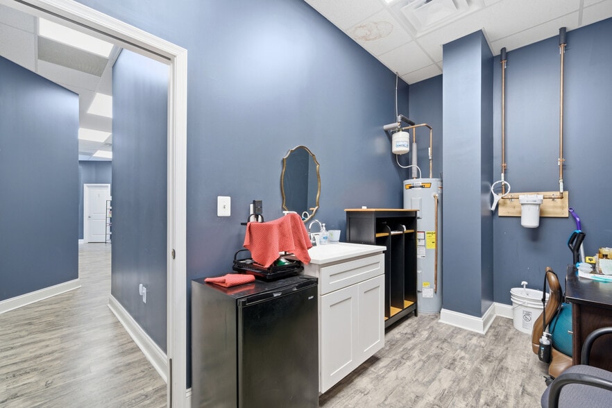 More Photos Of 5472-5486 Southern Maryland Blvd, Lothian Storefront For Sale