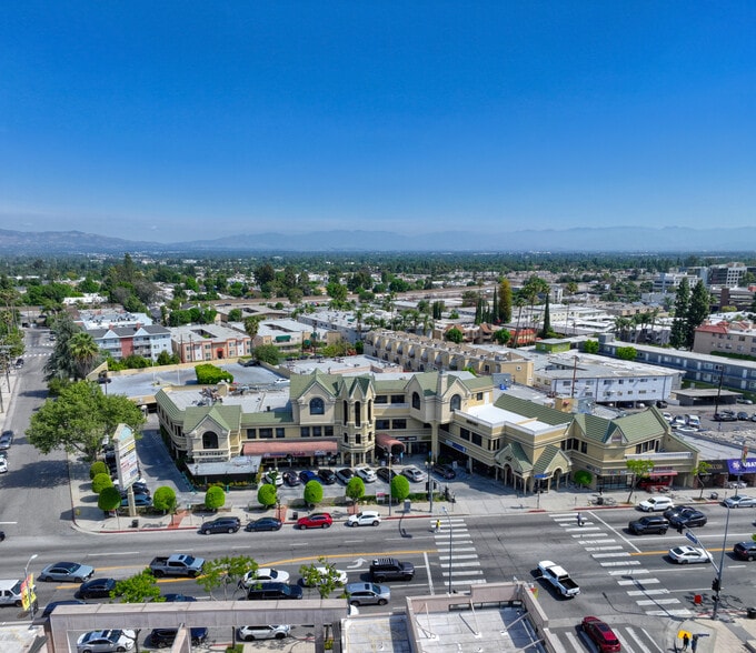 Primary Photo Of 18645-18663 Ventura Blvd, Tarzana General Retail For Sale
