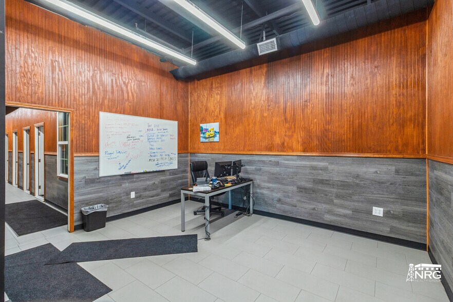 More Photos Of 2626 W Pioneer Pky, Grand Prairie Truck Terminal For Lease