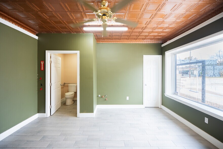 More Photos Of 2319 Main St, Waller Storefront For Lease