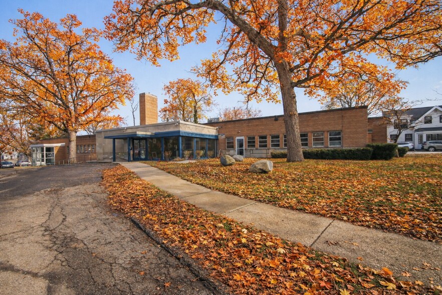 Primary Photo Of 833 Lake Dr SE, Grand Rapids Medical For Sale