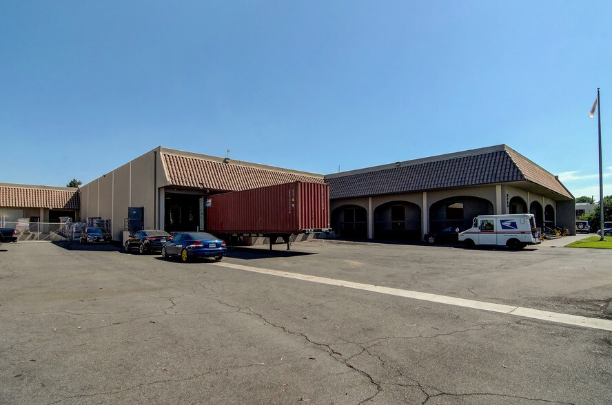 More Photos Of 3233 W Castor St, Santa Ana Manufacturing For Lease
