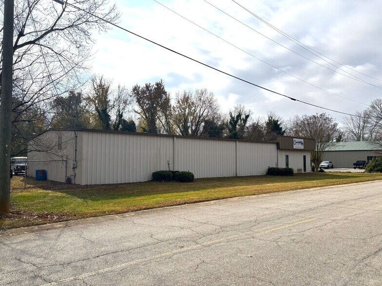 More Photos Of 2076 Allied Dr, Gainesville Warehouse For Lease