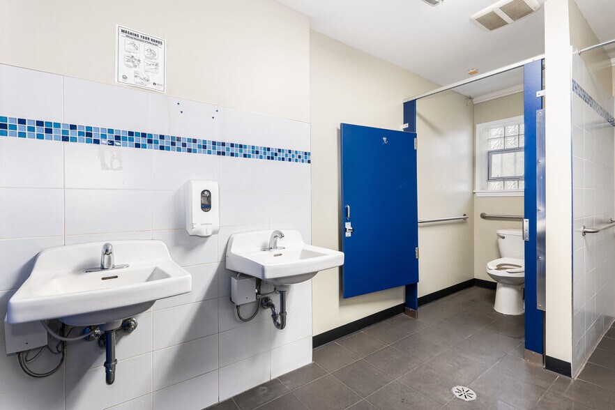 More Photos Of 7541 N Western Ave, Chicago Office For Sale