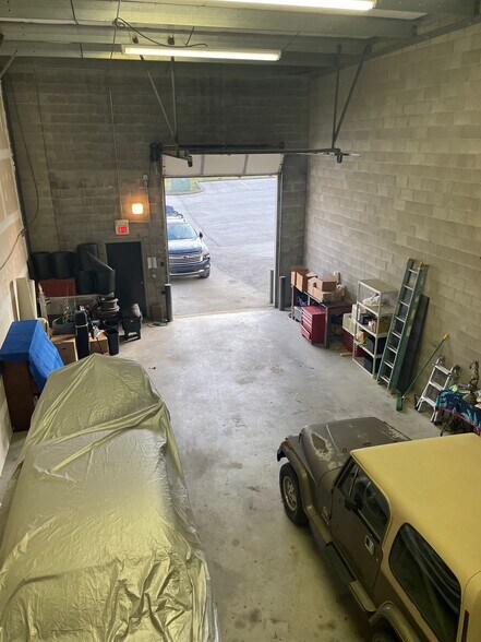 More Photos Of 1902 Campus Pl, Jeffersontown Light Distribution For Lease
