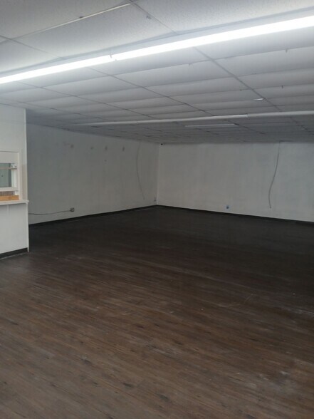 More Photos Of 6111 SRL Thornton Freeway, Dallas General Retail For Lease