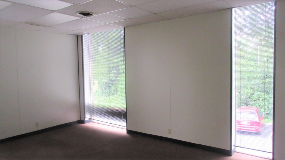 More Photos Of 1657 Commerce Dr, South Bend Coworking Space