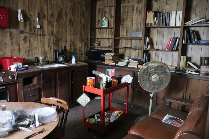 More Photos Of 1530 Parker Ln, Enterprise Warehouse For Lease