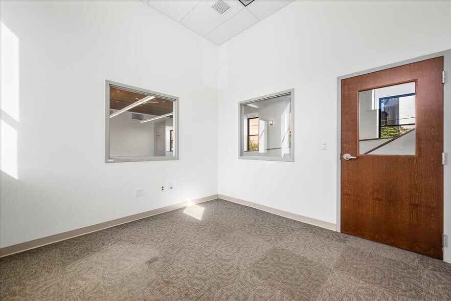 More Photos Of 10 Railroad Pl, Norwich Flex For Lease