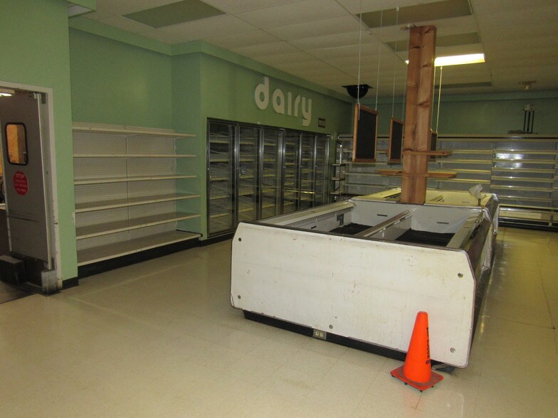 More Photos Of 275 Laing St, Redgranite Supermarket For Lease