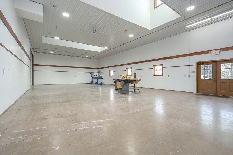 More Photos Of 8700 N 32nd St, Richland General Retail For Lease